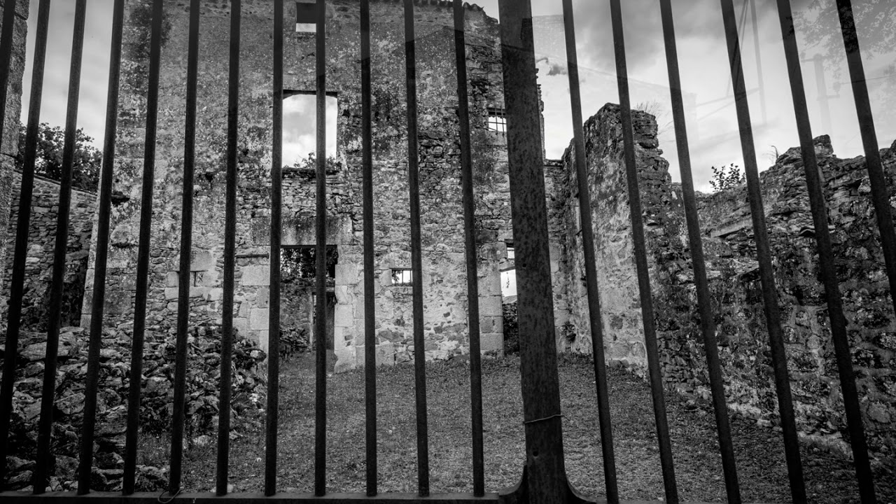 ORADOUR SUR GLANE  /  LEICA