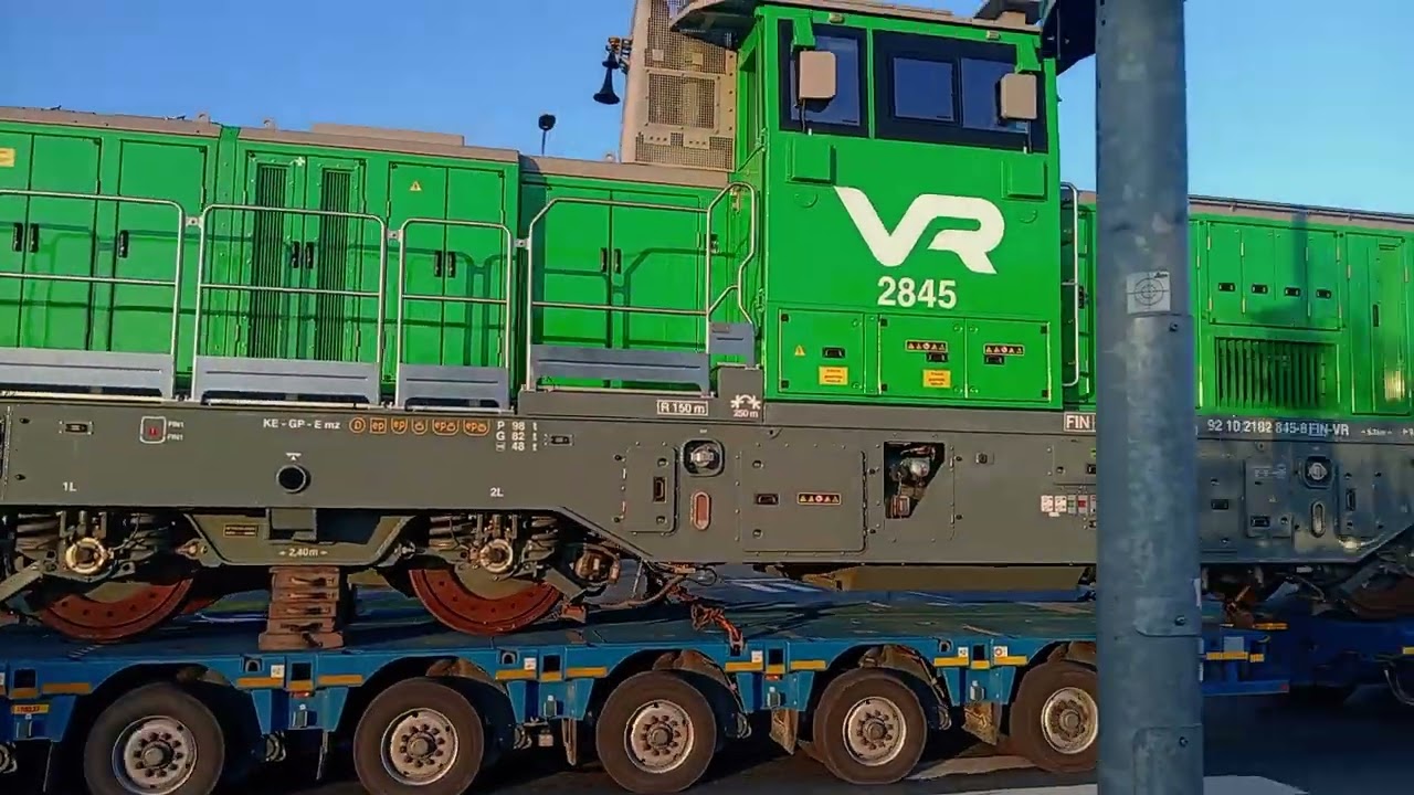 uusi vr dr19 diesel Veturi ohittaa Kemin keskustan rekan lavalla. 5.9.2024 noin kello 19.20