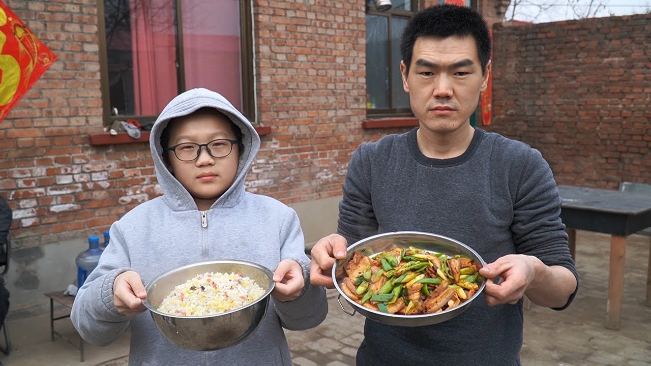 【食味阿远】阿远今天炒回锅肉，又炒了盆蛋炒饭，喝着小酒吃着肉，真舒坦 | Shi Wei A Yuan