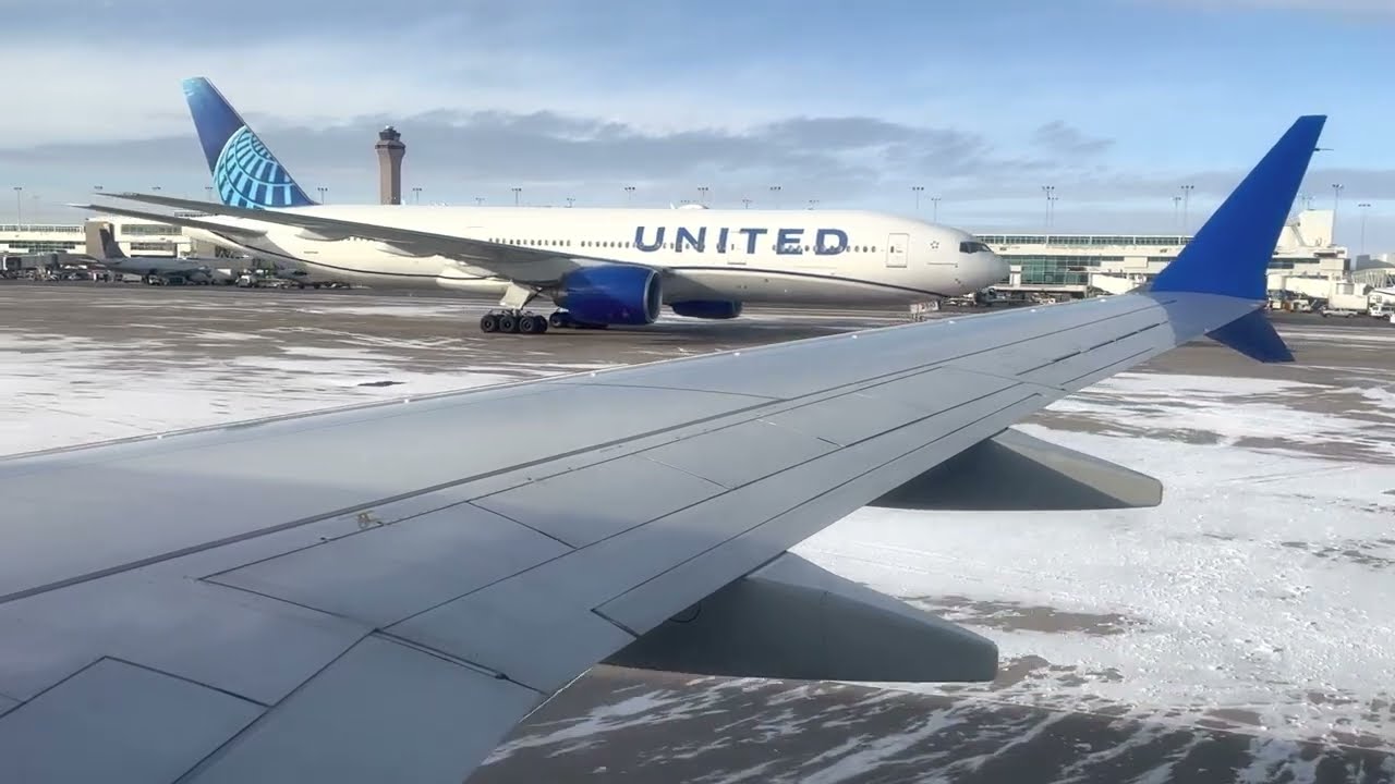 Snowy United Airlines 737 MAX 9 Landing in Denver!