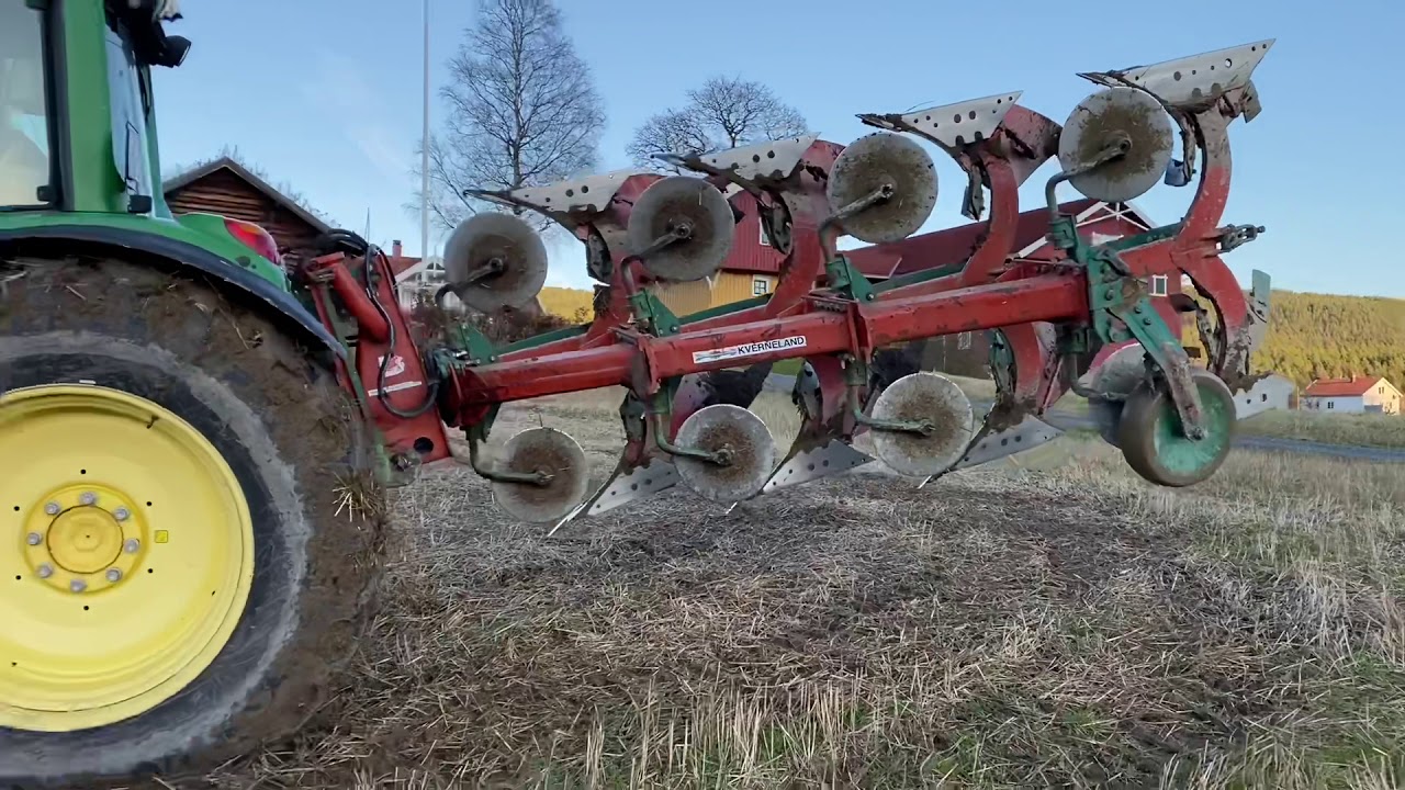 Plowing with an John Deere 6420S
