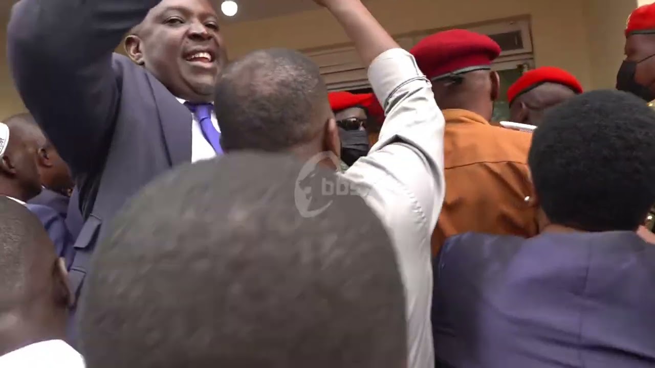 Dr. Besigye atuusiddwa ku kkooti y'amajje e Makindye wakati mu by'okwerinda eby'amaanyi