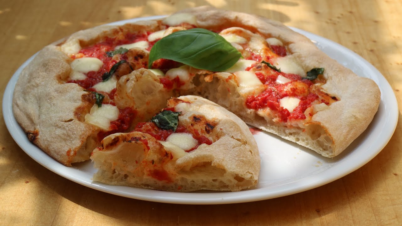 Pizza soffice fatta in casa con un impasto manuale idratato all'80%