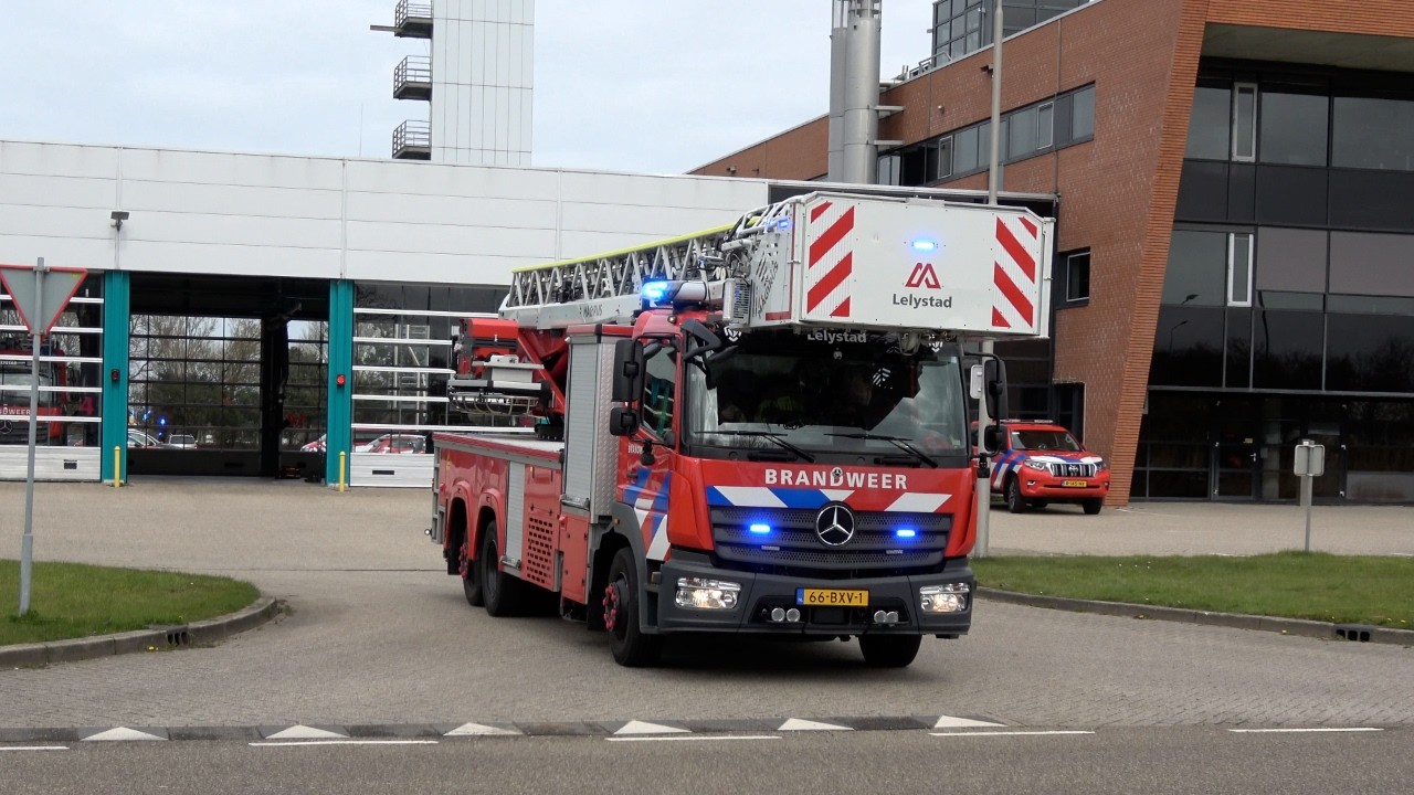 PRIO1 | Uitruk Autoladder brandweer Lelystad voor een woningbrand in Dronten! 25-5152