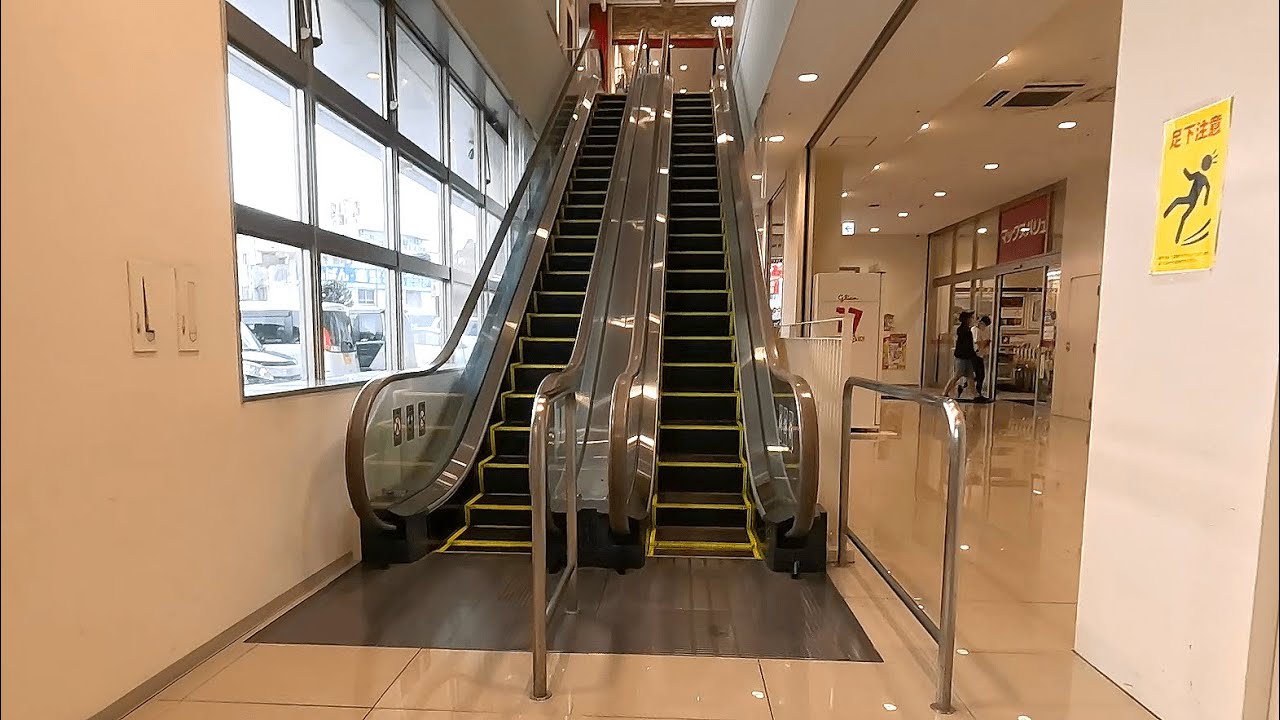 マックスバリュ山里店 エスカレーター 1階-3階/Maxvalu Yamazato Store Escalator 1F-3F/HITACHI　The store was very clean.