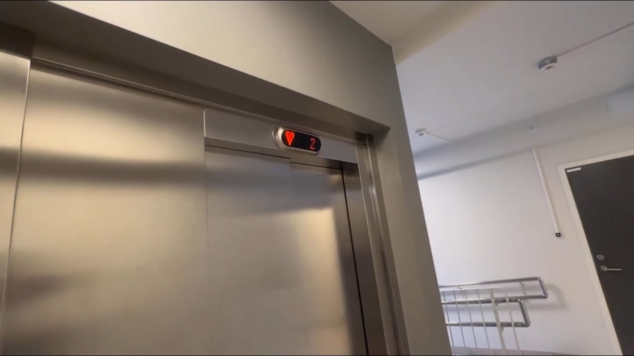 2018 KONE traction elevator @ Dronningensgate 17, Narvik, Norway
