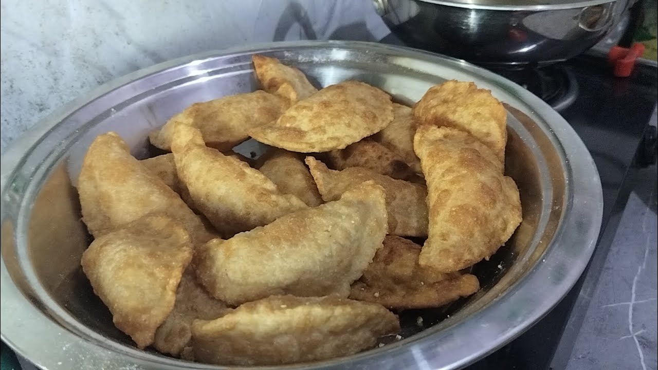  బెల్లం కజ్జికాయలు ఒకటి తింటే వదలకుండా రెండు మూడు తినేస్తారు చాలా టేస్టీగా ఉంటాయి 