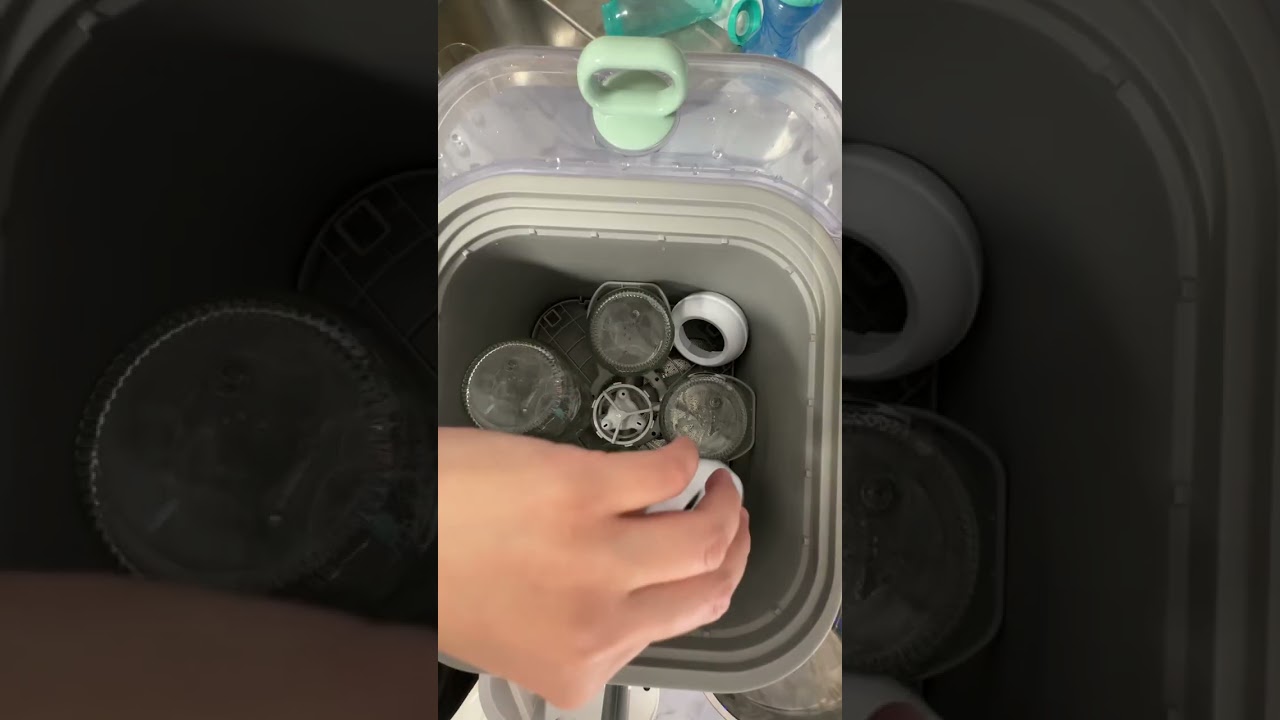 Scrubbing baby bottles by hand? No thanks! The Momcozy Baby Bottle Washer makes cleaning so much