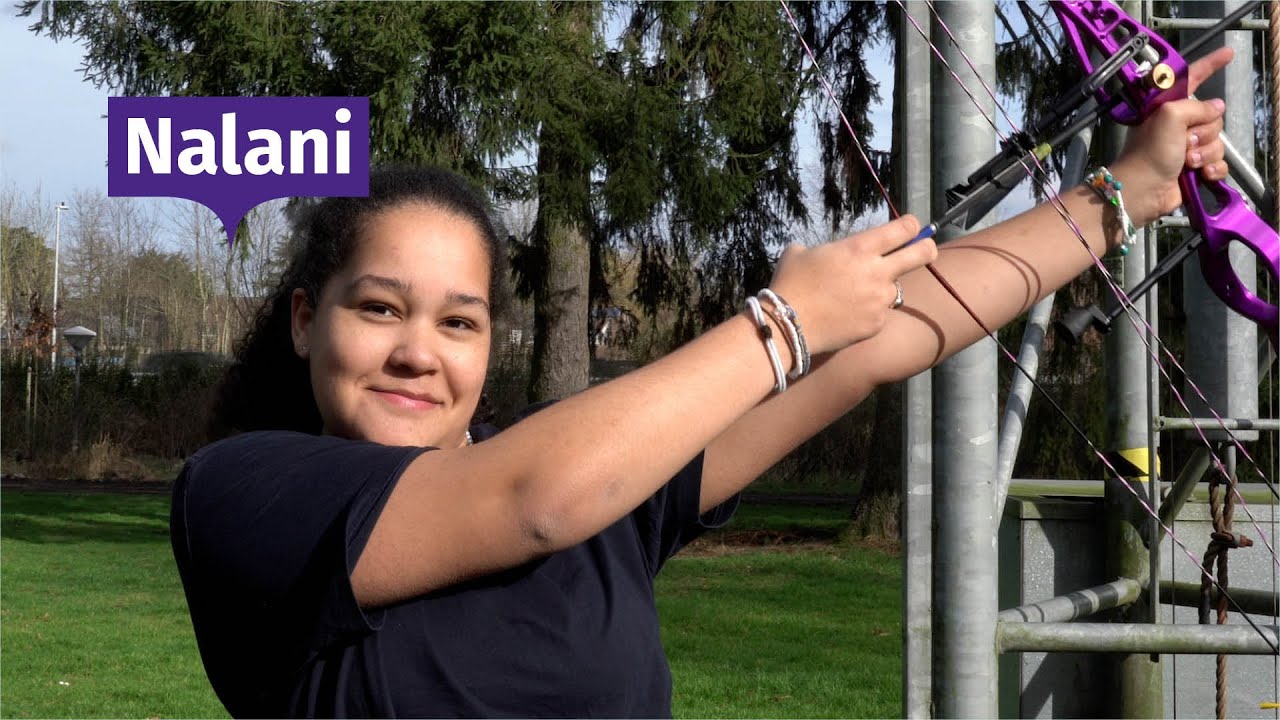 Nalani toont haar girlpower tijdens het handboogschieten