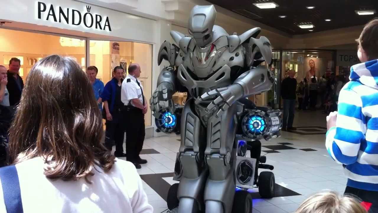 Titan the robot in Shrewsbury mall