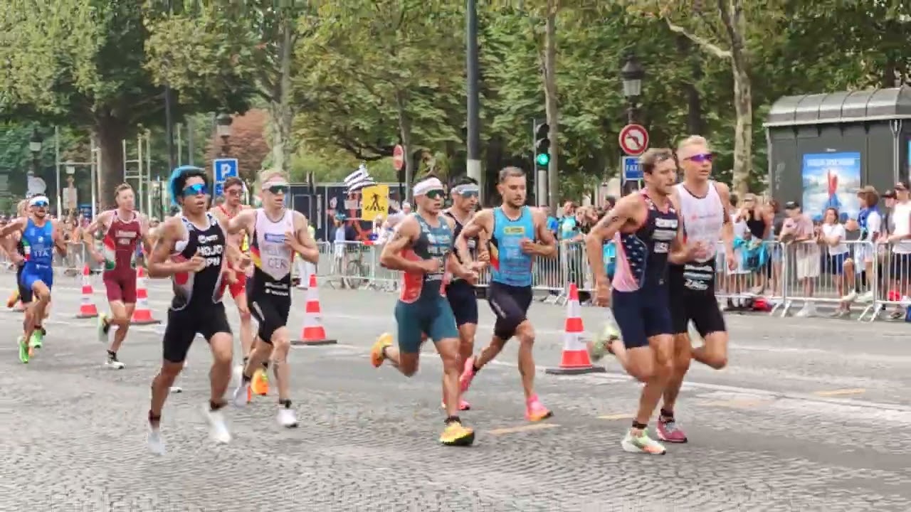 TRIATHLON PARIS 2023 : TEST EVENT . Passage vélo et course à pied : Course hommes .