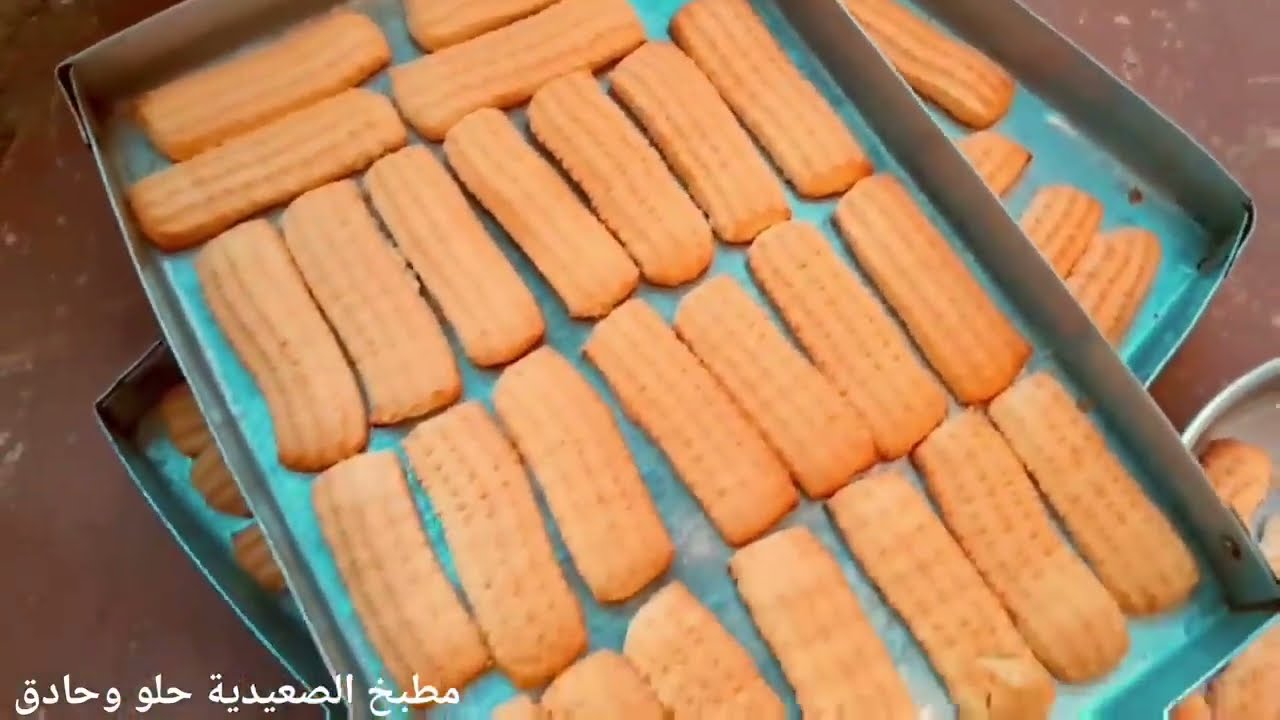 بسكويت النشادر مقدار كيلو ب 4 بيضات بس هش ودايب دوووووب 