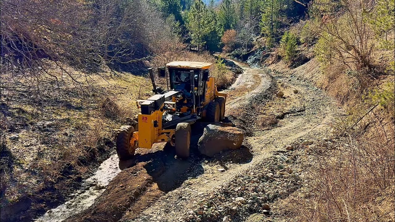 Jak r&oacute;wniarka Deere 670 naprawiła drogę biegnącą przez strumień? #r&oacute;wniarka