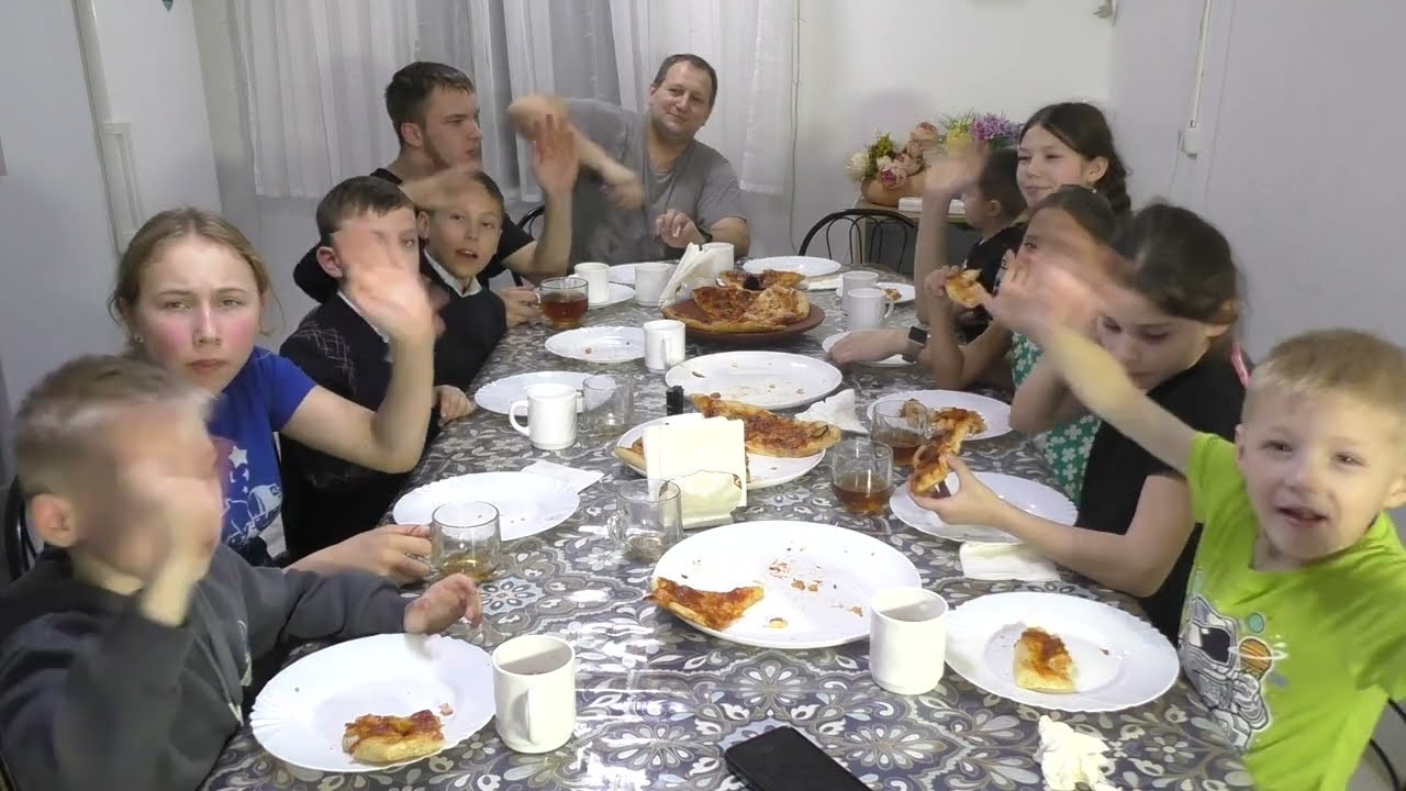 Пиццы в большой семье  .