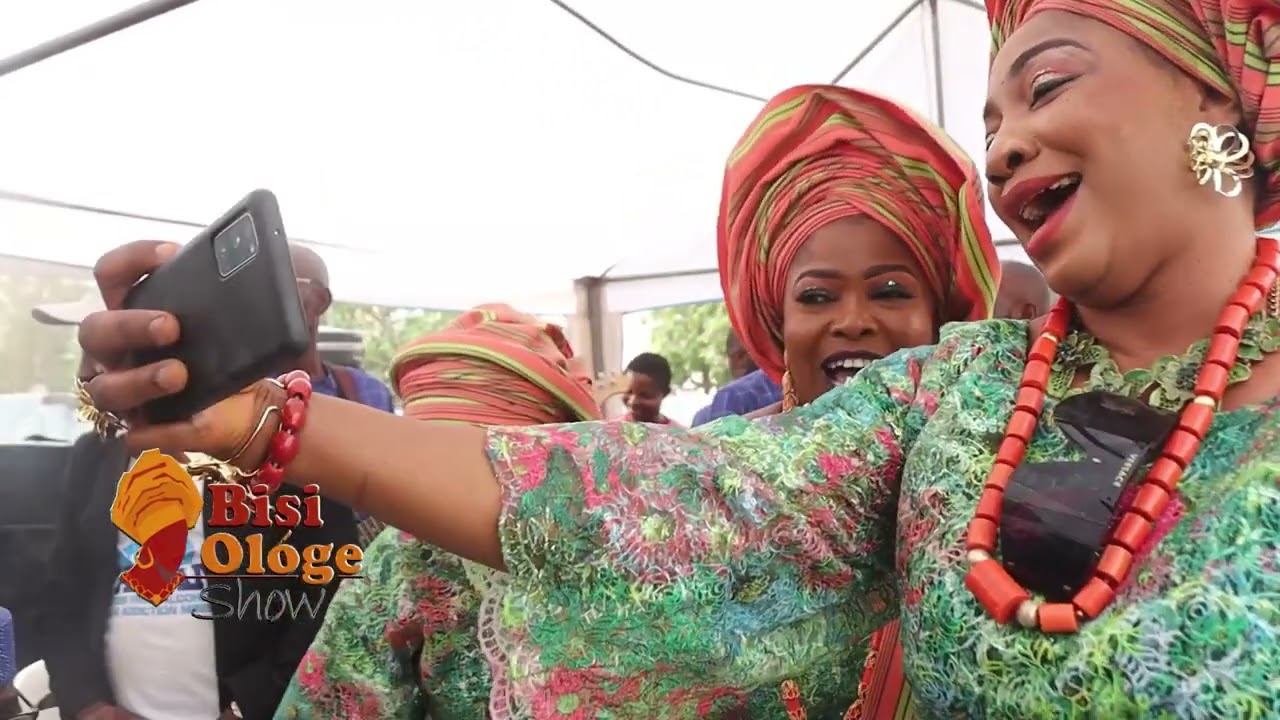 IYALODE ALABA LAWSON DANCING STEPS AS SHE JOIN EGBA ROYAL SISTERS  SECRETARY ALHAJA HALEMAT ON STAGE