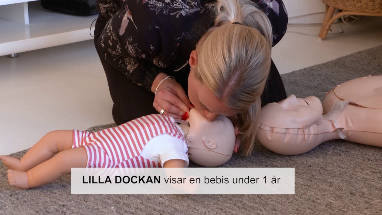 Paula Uribe tränar HLR för barn