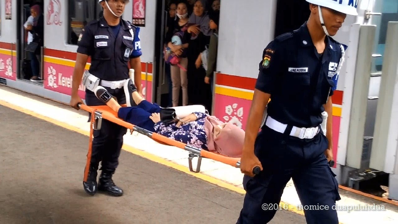 [HD] UNIQUE MOMENT Fainted KRL Girl Passenger being evacuated by PKD Officer