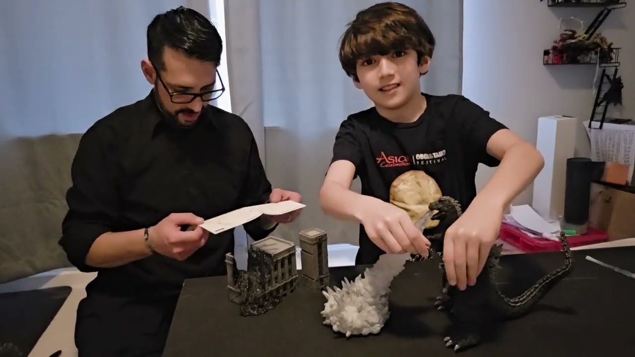 Mezco Godzilla (1954) Kaiju Collective black and white edition unboxing