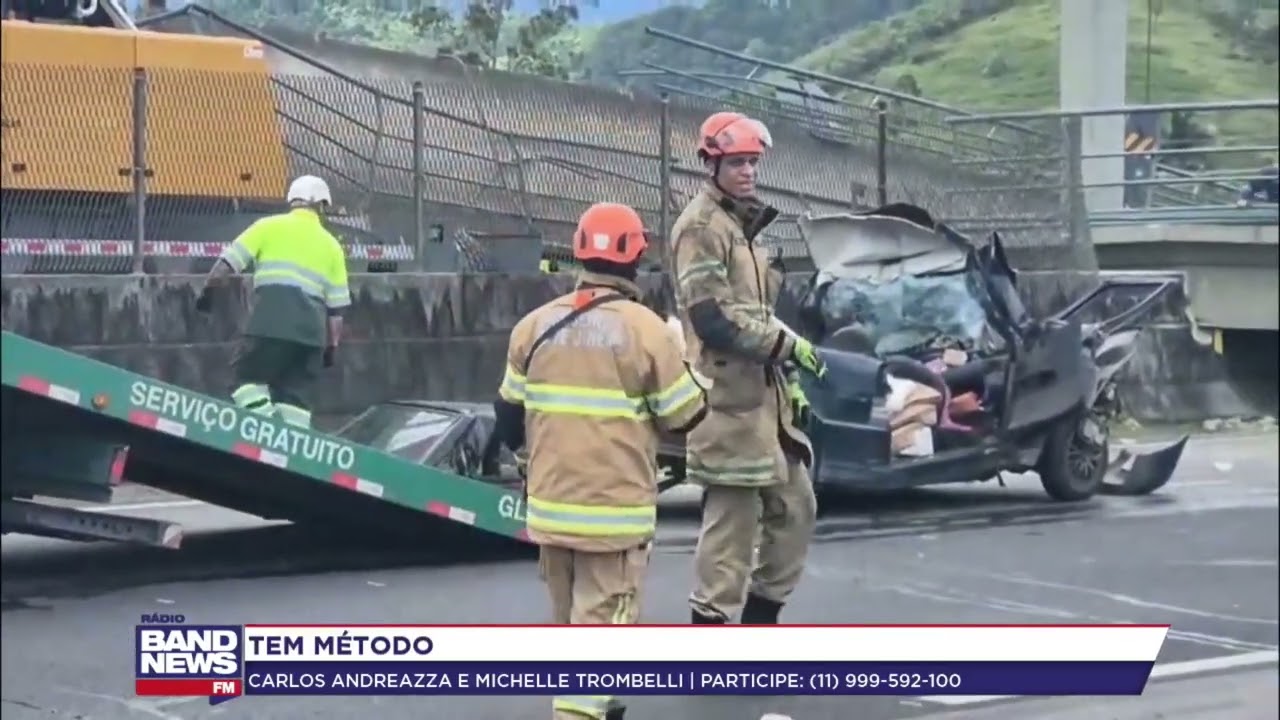 Trag&eacute;dia na rodovia BR-116: passarela desaba sobre carro e mata 1 pessoa