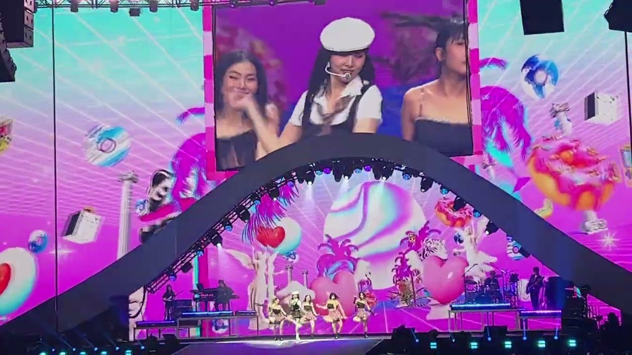 TWICE ( 트와이스 ) READY TO BE at Oakland Arena 230613 5th world tour - Day 2 ( part 4 )