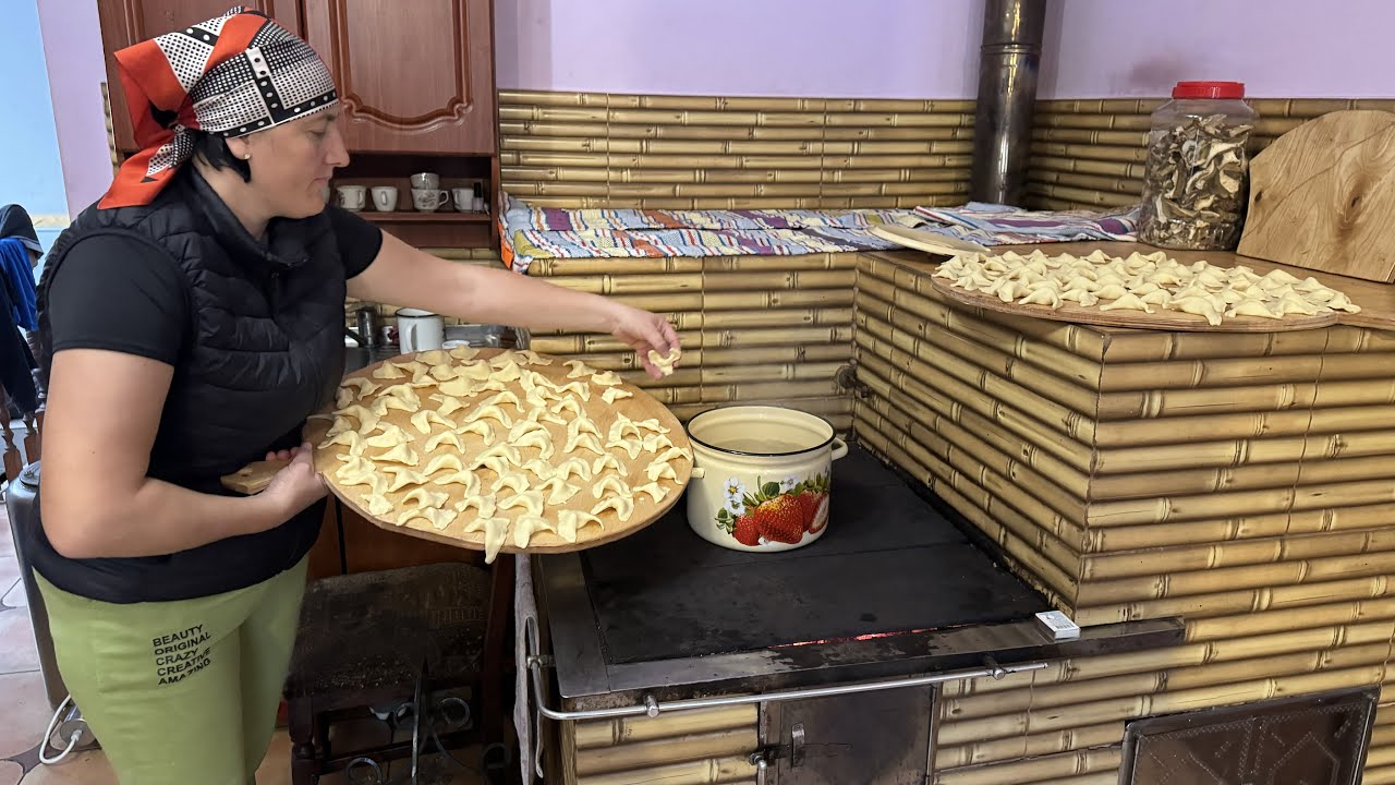 Пироги с сыром на обед высоко в горах
