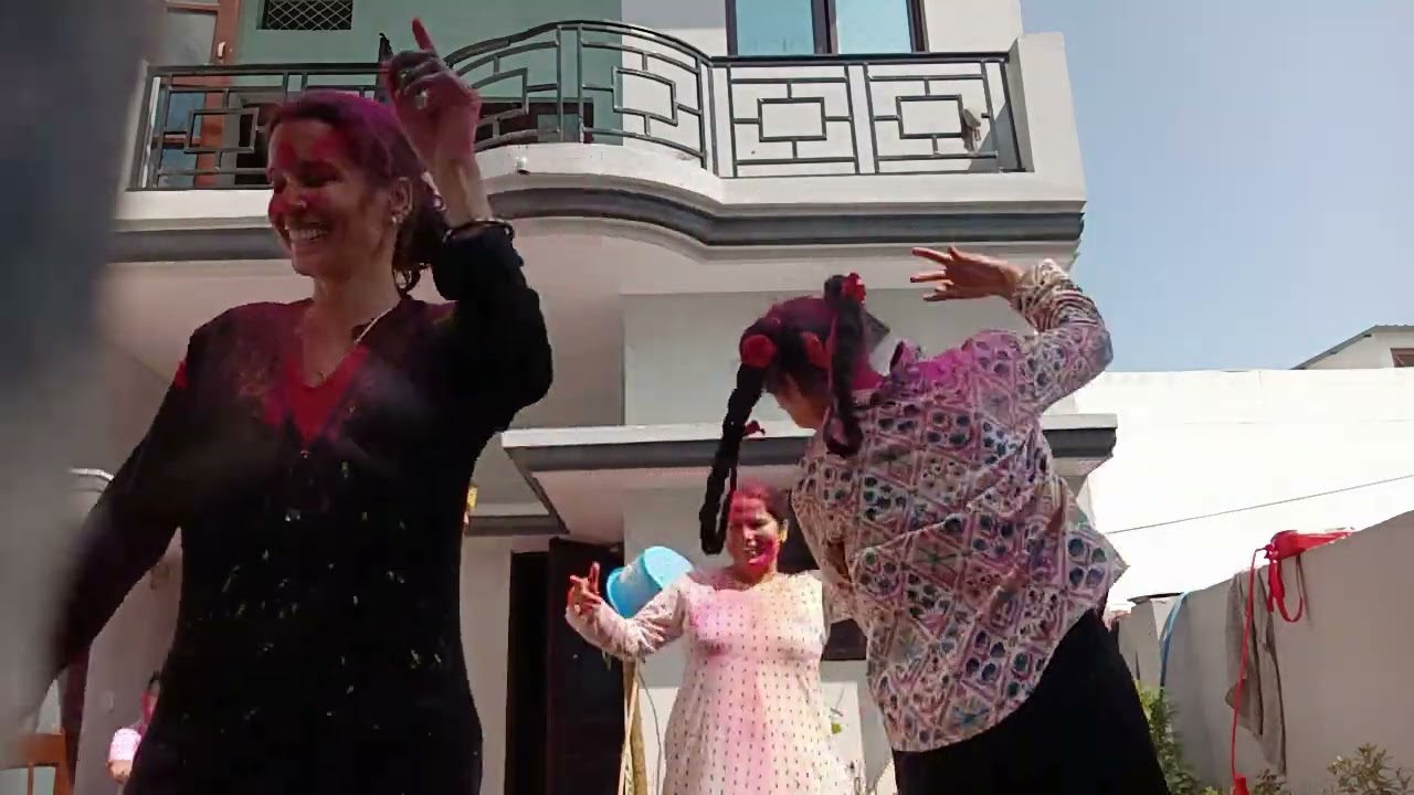 Holi ki masti mami oro k shath 😁😁
