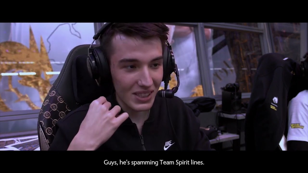 Faith.Bian spamming chat wheels and gets 5 man tip from Team Spirit