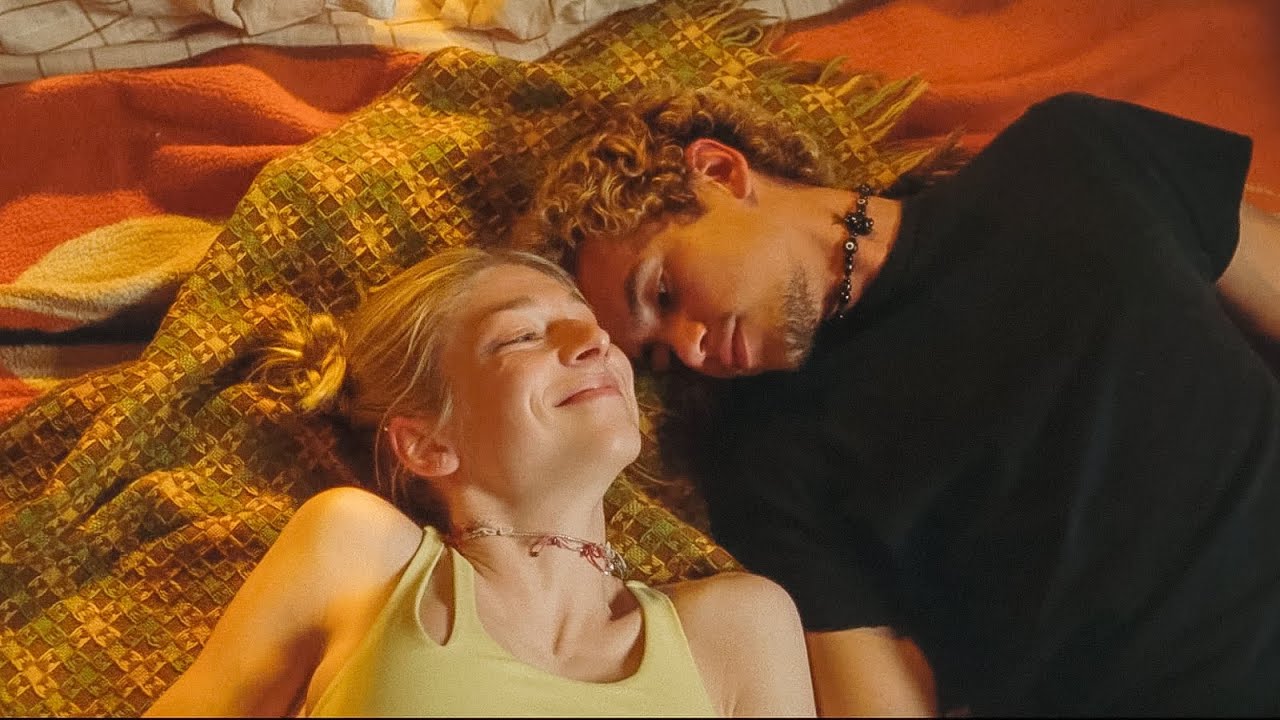 Euphoria 2x04 Jules and Elliot 