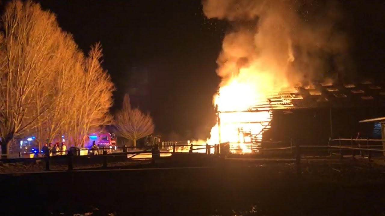Grote brand verwoest manege X-tern bij Lelystad