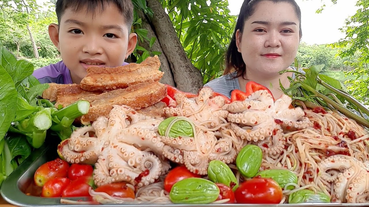 ตำซั่วหมึกสายใส่เม็ดสะตอ กินกับหมูกรอบ 10 กรกฎาคม ค.ศ. 2021