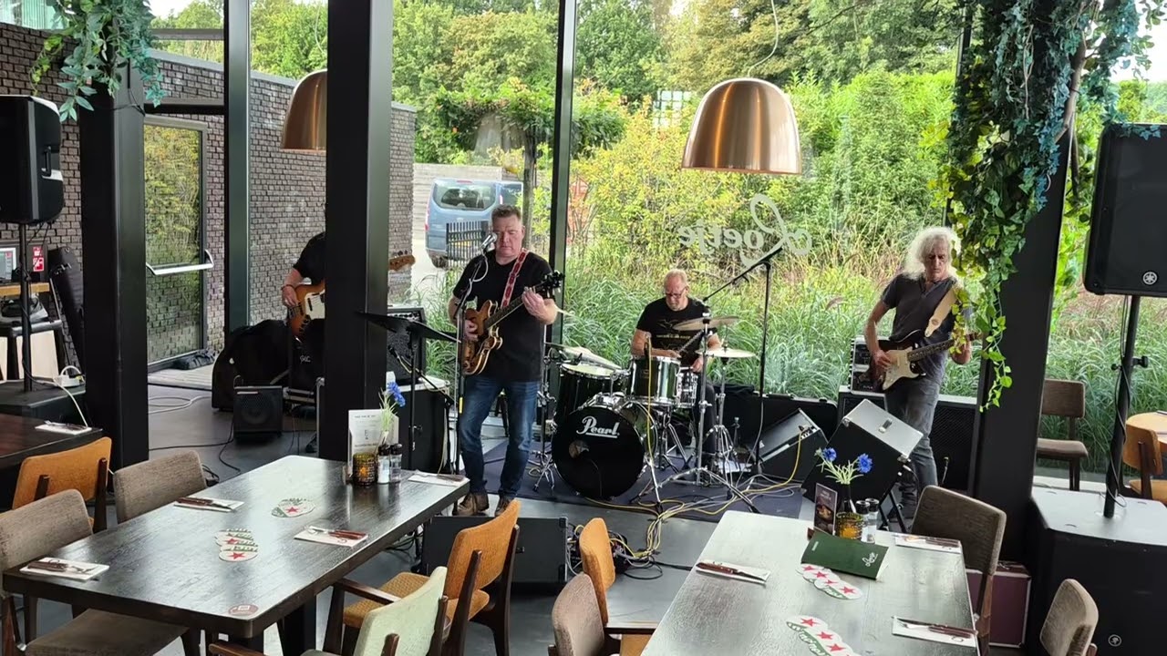 One foot in the blues - Shadow play