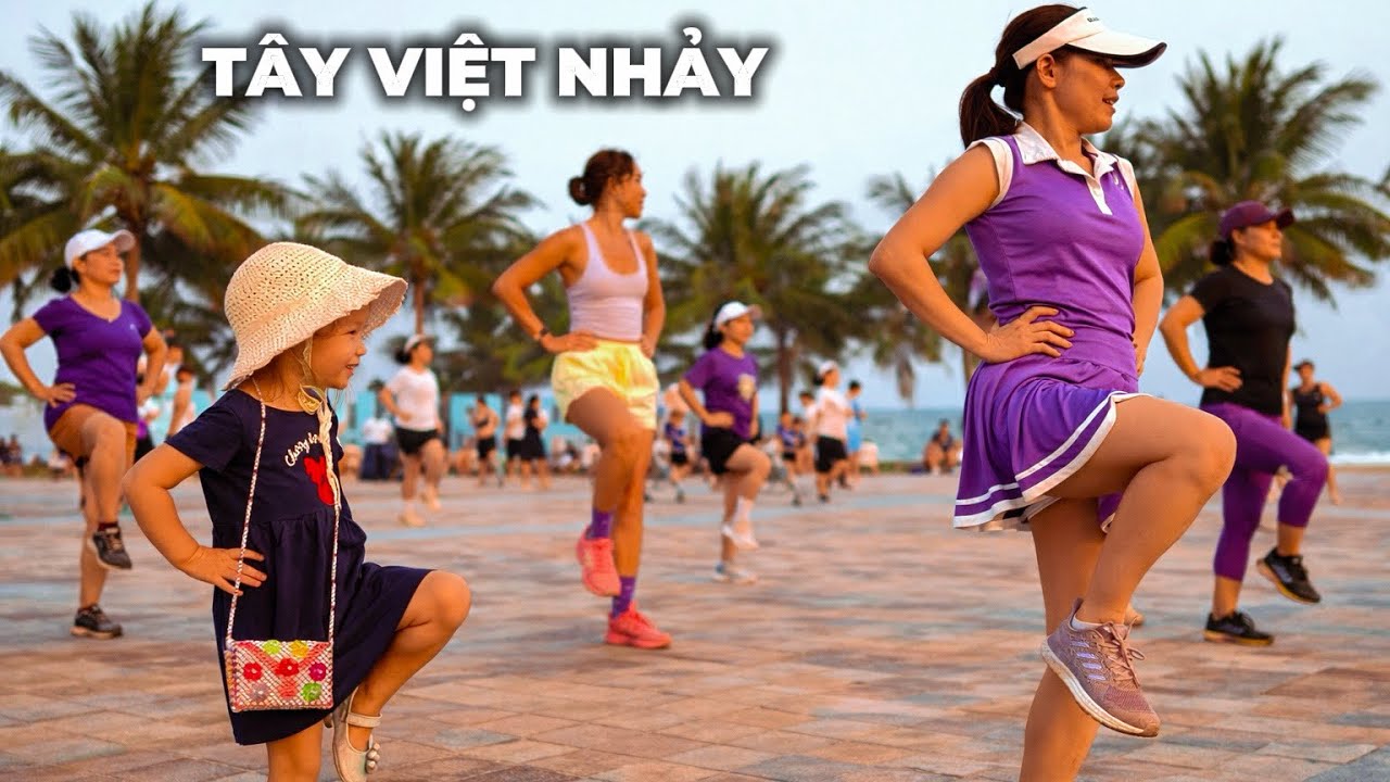 Biển chiều Đà Nẵng, du khách Tây cũng hòa vào nhịp sống này