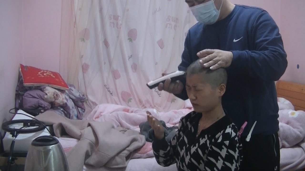 愛玩遊戲的女孩 缺錢買裝備 所以賣掉自己的長髮 邊玩遊戲邊剃頭