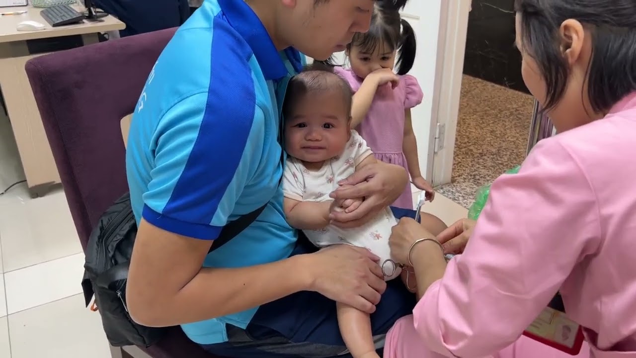 Bé Khoai 4 tháng rưỡi đi tiêm vaccin T10.2023