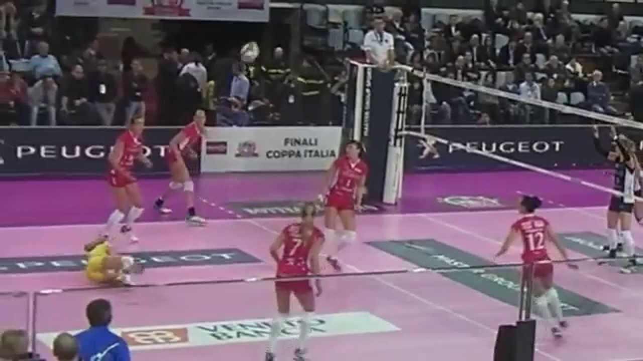 Giulia Leonardi in versione acrobata