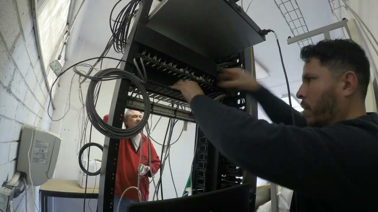 Instalando cableado y antena Wi-Fi salón 09