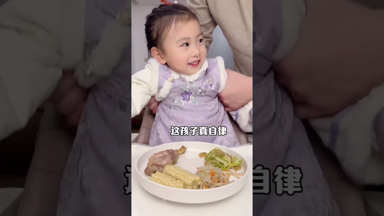 为了多吃两口蛋糕，跟妈妈斗智斗勇…#萌宝小吃货 #骗你生女儿