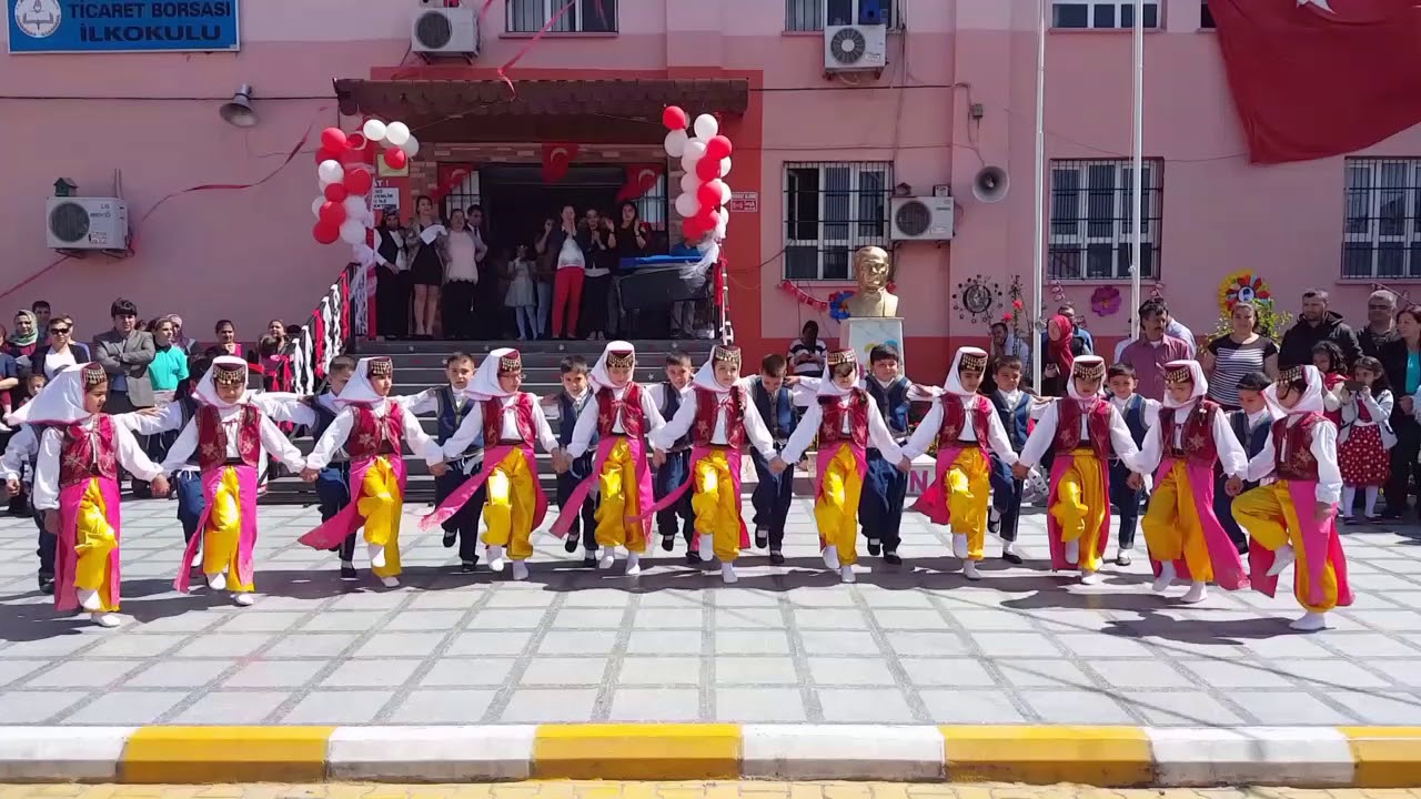 Adana Ticaret Borsası İlkokulu 3C sınıfı 23 Nisan Halk Oyunları gösterisi
