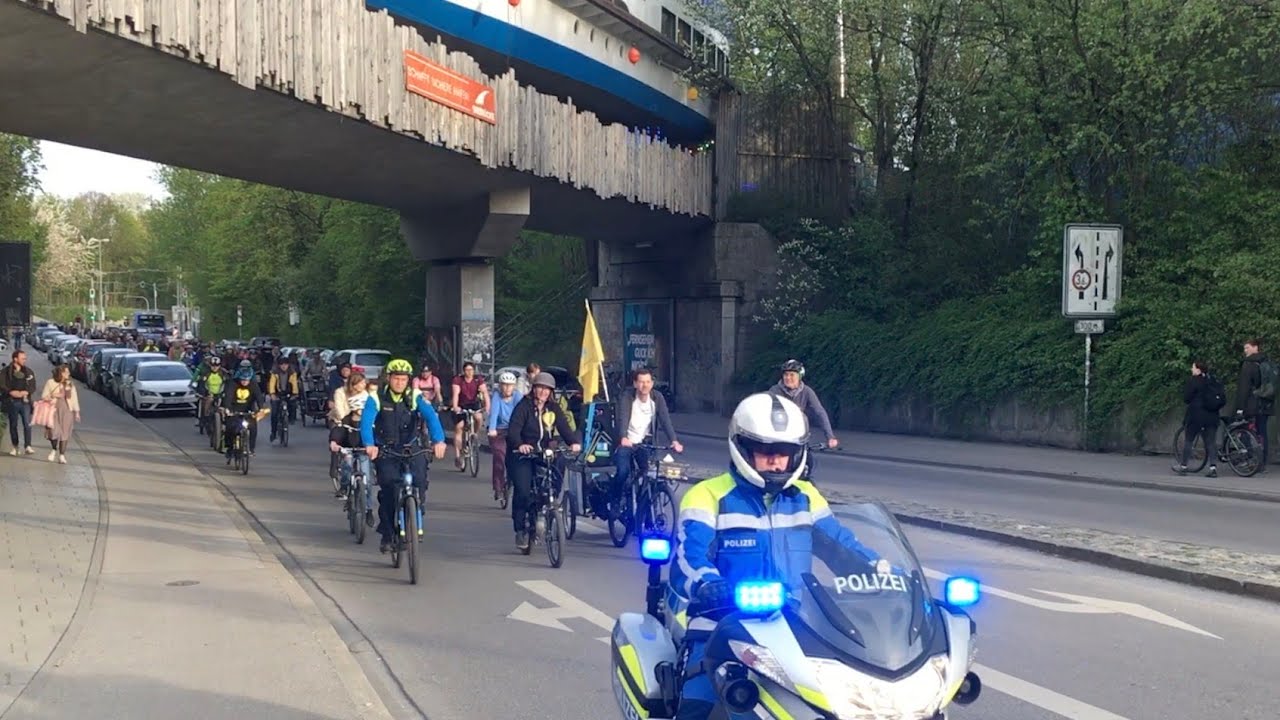 Critical Mass München 29 04 2022 : Mit einem MORSCH unter der Utting