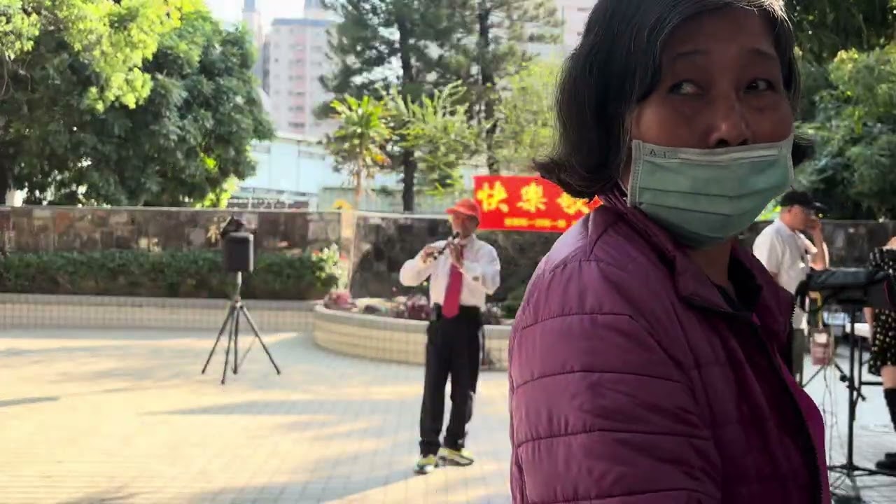 大年初一快樂歌聲社在（隨緣居）関懐街友，蔡世明吹直笛（阿宏的心聲）。