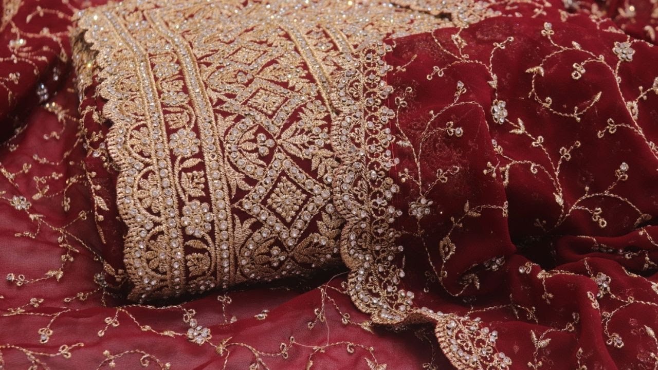 ARNG-4413 "Royal Mahogany Saree with Veil | Crystals & Zari Detailing"