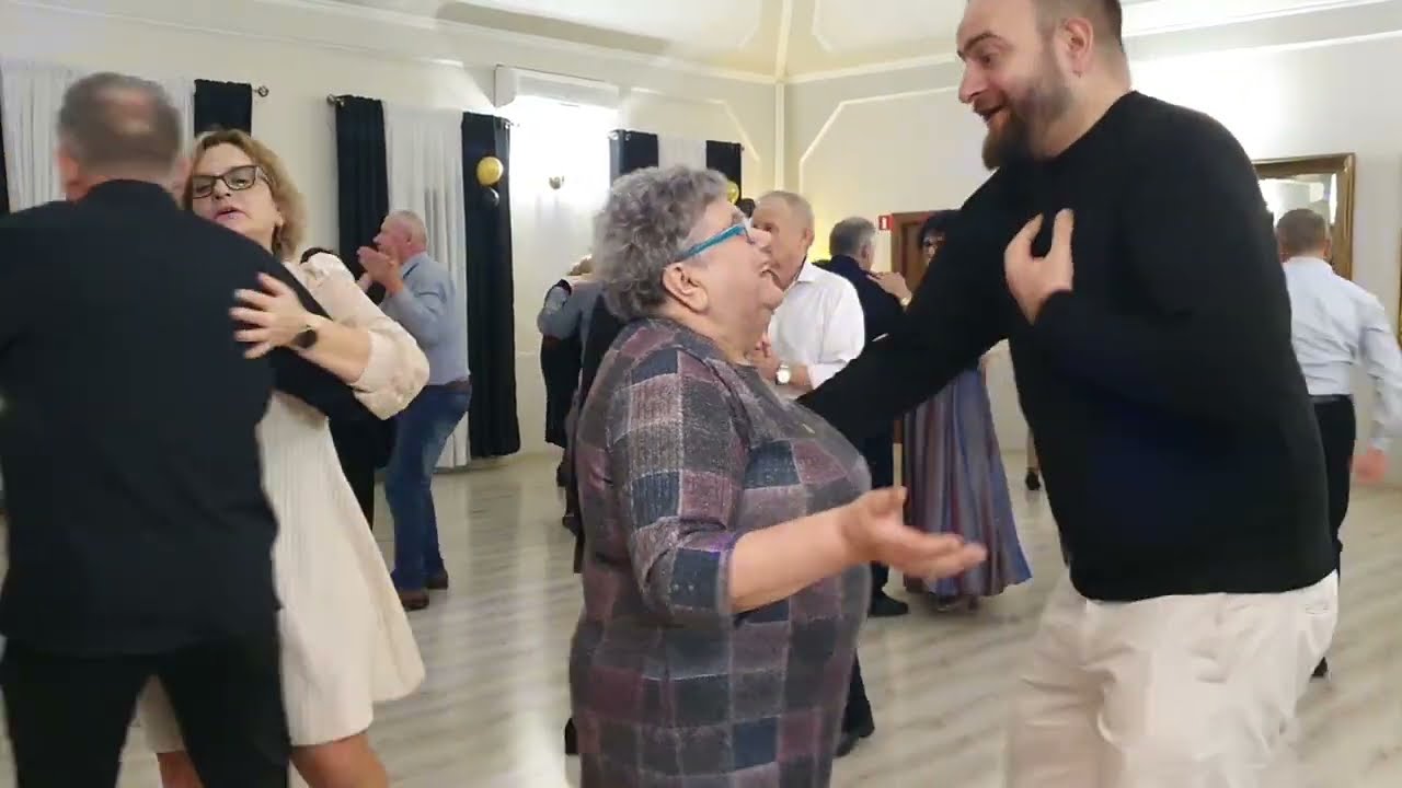 REWELACYJNA ATMOSFERA POTAŃC&Oacute;WKI U TERESY z Zespołem Ronald Band a na parkiecie Pani Jadzia wywija
