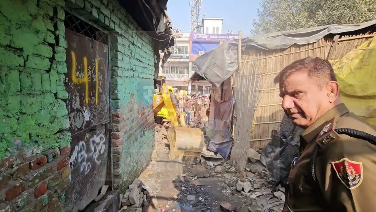 सेक्टर 12 A में पुलिस और प्रशासन की संयुक्त करवाई का निशाना बनी खूंखार अपराधी की अवैध झुग्गियाँ। 