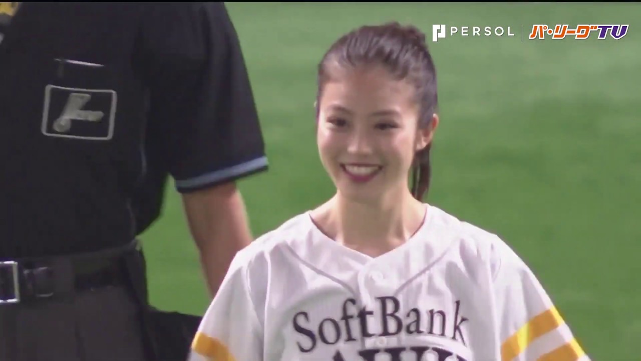 記念すべきマウンドで福岡県出身の女優・今田美桜さんが始球式
