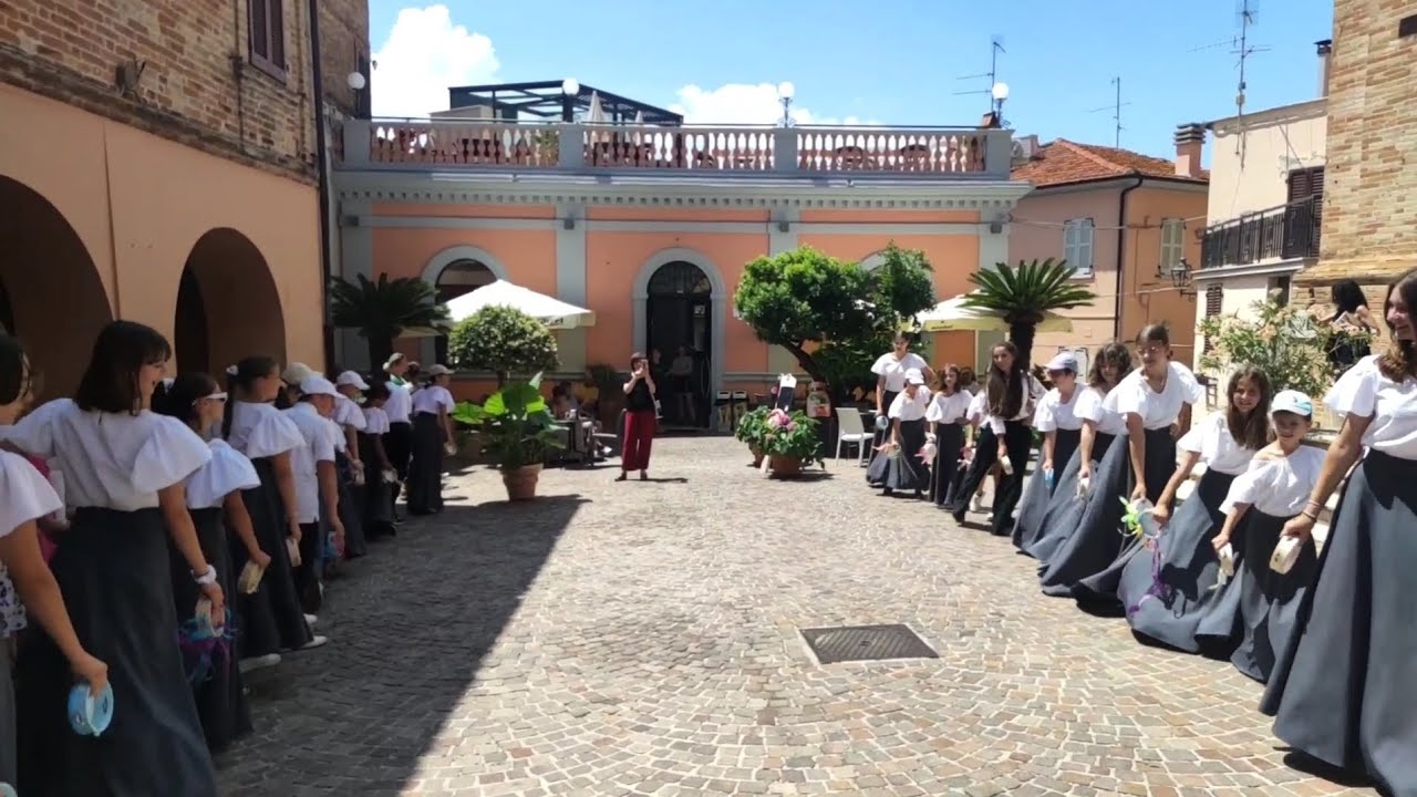 Tarantella Napoletana - dance by Passeres Dei Children Choir / Massignano (Italy) 2023