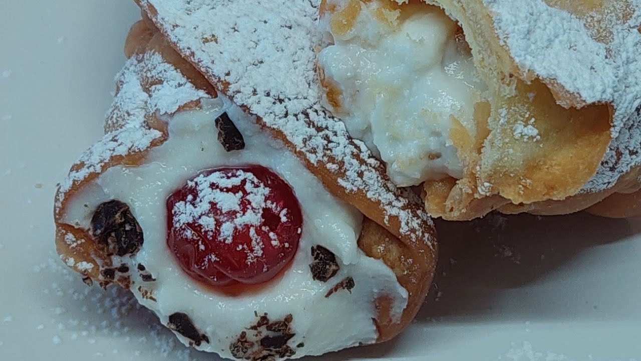 Cannoli fritti siciliani con ricotta 