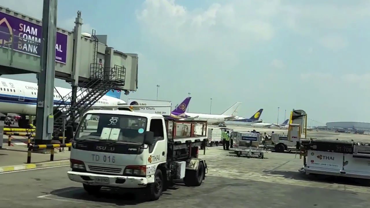Thai Airways Boeing 787-8 Dreamliner Economy Class Flight Report: TG413 Bangkok to Singapore