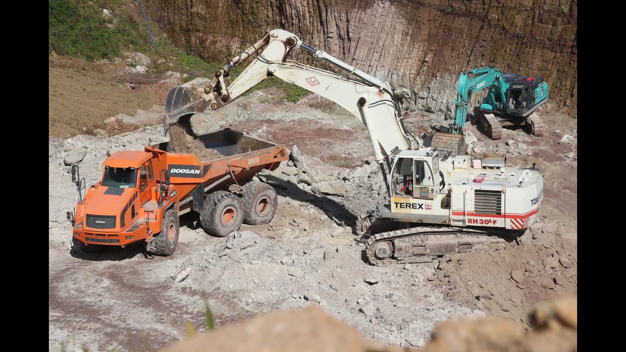 Quarzsand Gewinnung mit einem O&K / Terex RH30-F.