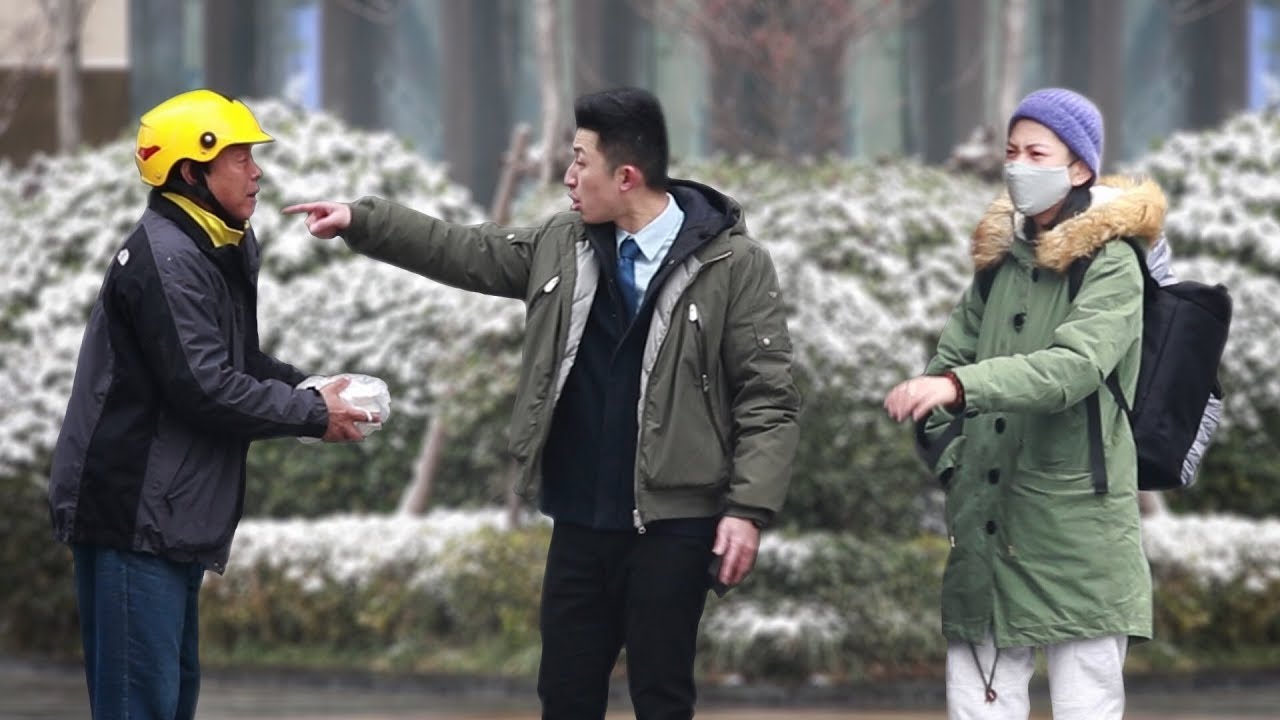 When the delivery man is late on a snowy day and gets insulted... 外卖送餐员雪天迟到遭当众辱骂，有路人说：这饭多少钱，我买！