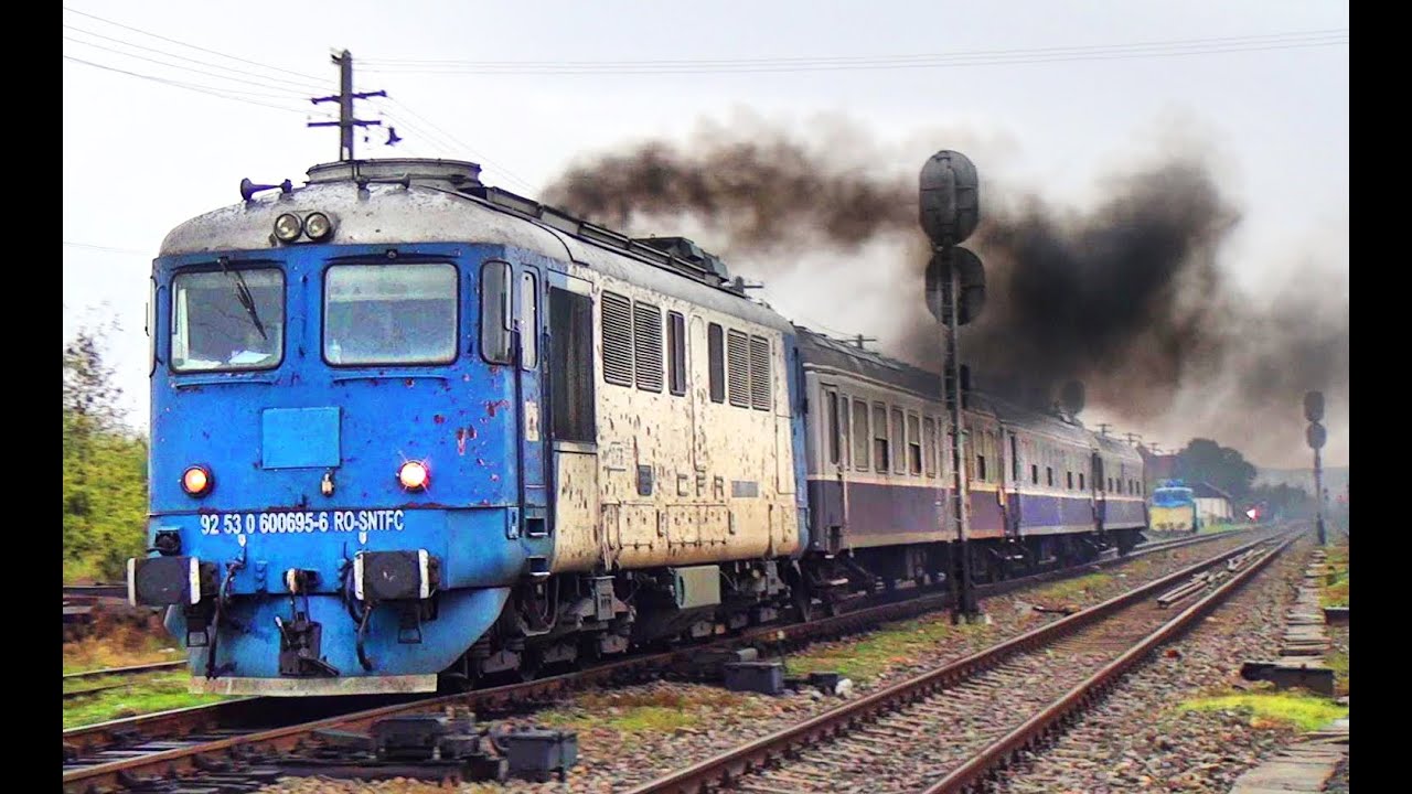 Old smoking classic diesel Sulzer locomotive-Fum feroviar de calitate de la D.A. 695-6